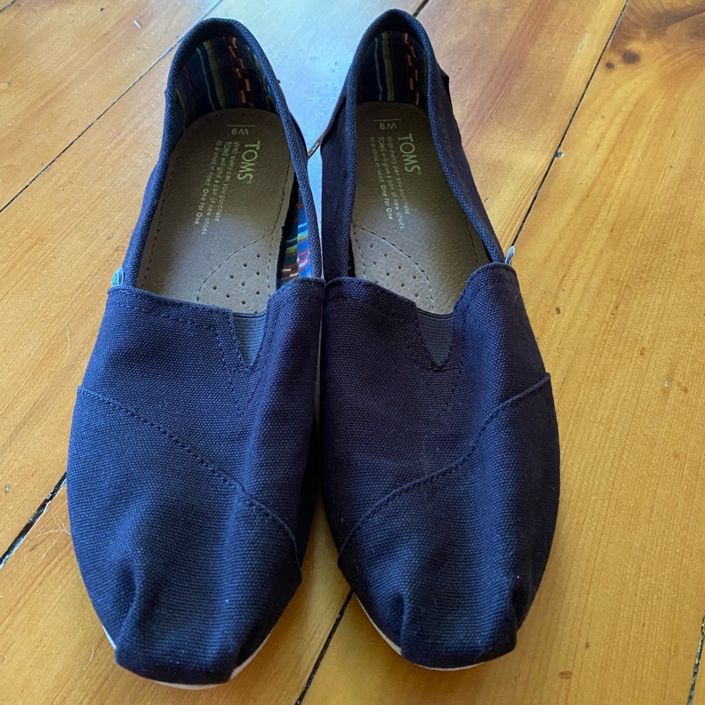 Tom’s canvas shoes
